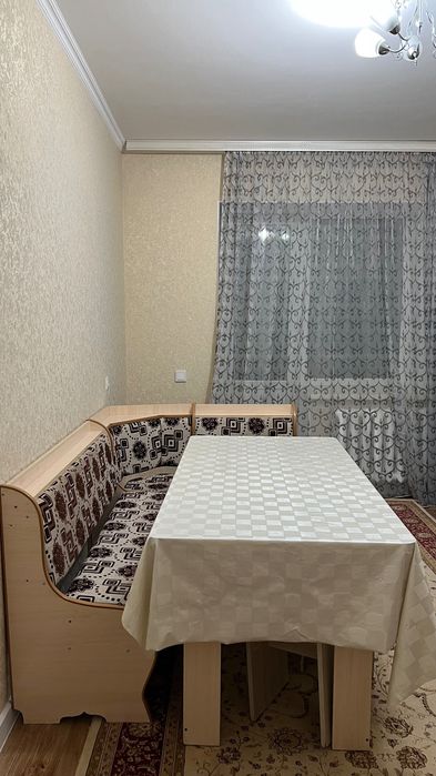 Кухонный стол с угловым диваном