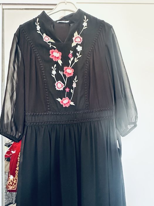 Киімдер сатылады