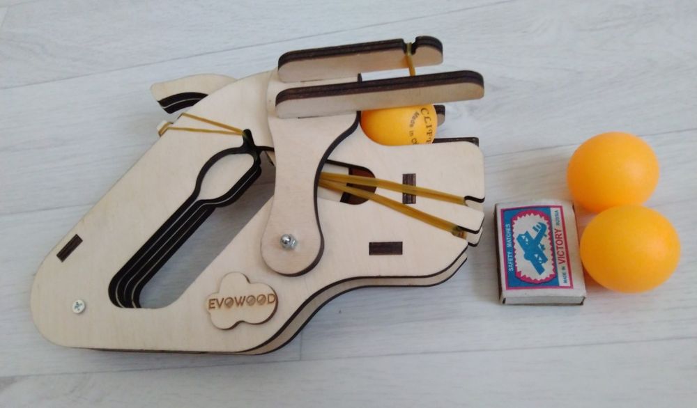 Игрушка-бластер из дерева (фанеры)