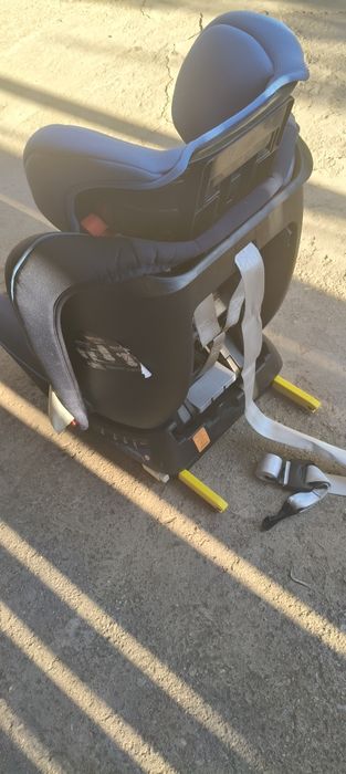 Se vinde scăunel auto isofix .