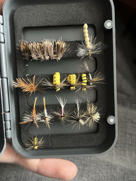 Ръчно изработени мухи и нимфи за риболов на пъстърва и кефал