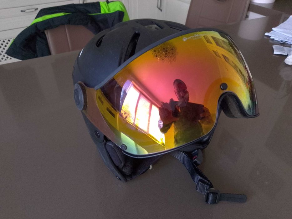 Продавам  каска и обувки