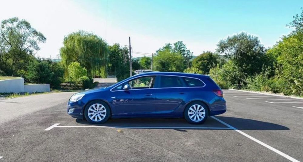 Opel Astra J Sport Tourer 2011