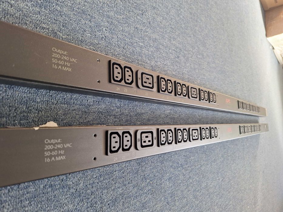 APC Rack PDU, Zero U,16 A, 230 V, (20) C13 şi (4) C19; IEC309, AP7551