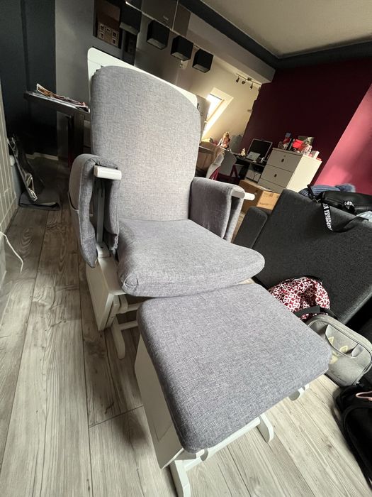 Люлеещ стол за кърмене с табуретка