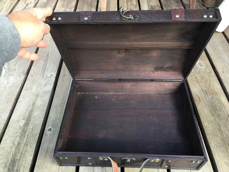 Старинен сандък за вино