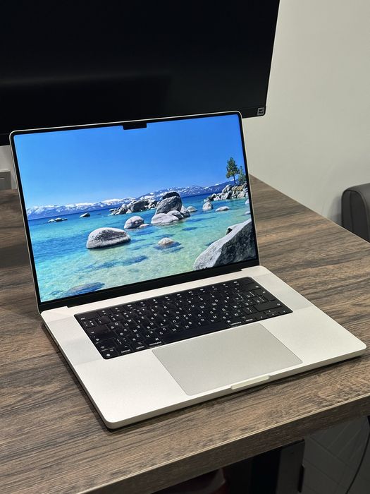 MacBook Pro 16 16,2” / 16 GB / SSD 1024 GB + подставка