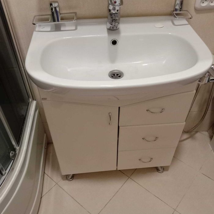 Продается раковина с тумбой + зеркало