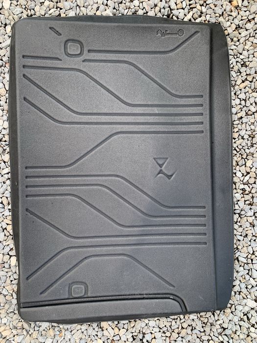 Продавам оригинална стелка за багажник СИТРОЕН DS5