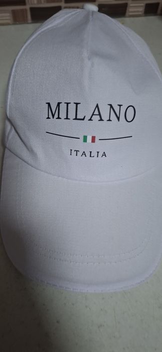 Vând șapca nouă,nu a mai fost purtată  !este originală !!