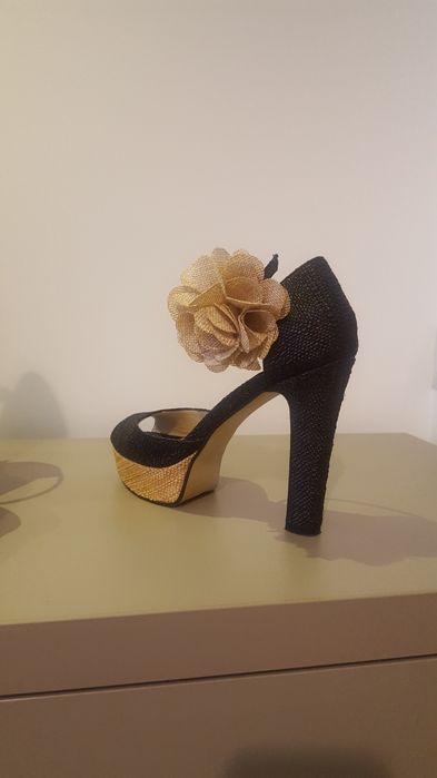 Sandale platforma nr. 37 (model Guess)