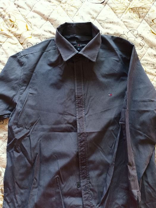 Мъжки ризи на различни марки.