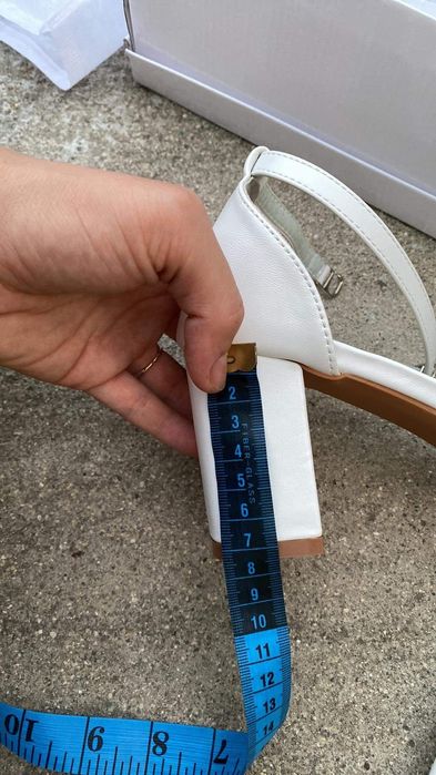 Сватбени бели обувки