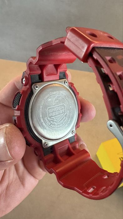 Часовник червен камофлаж