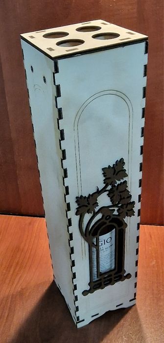 Cutie cadou pentru sticla de vin sau vin spumant .