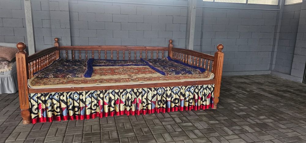 Лакированный топчан