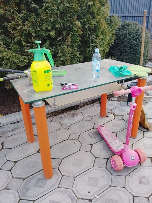 Стол стеклянный очень прочный в хорошем состоянии