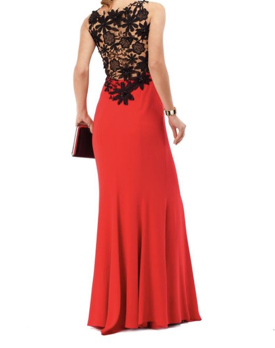 Длинное красное вечернее платье