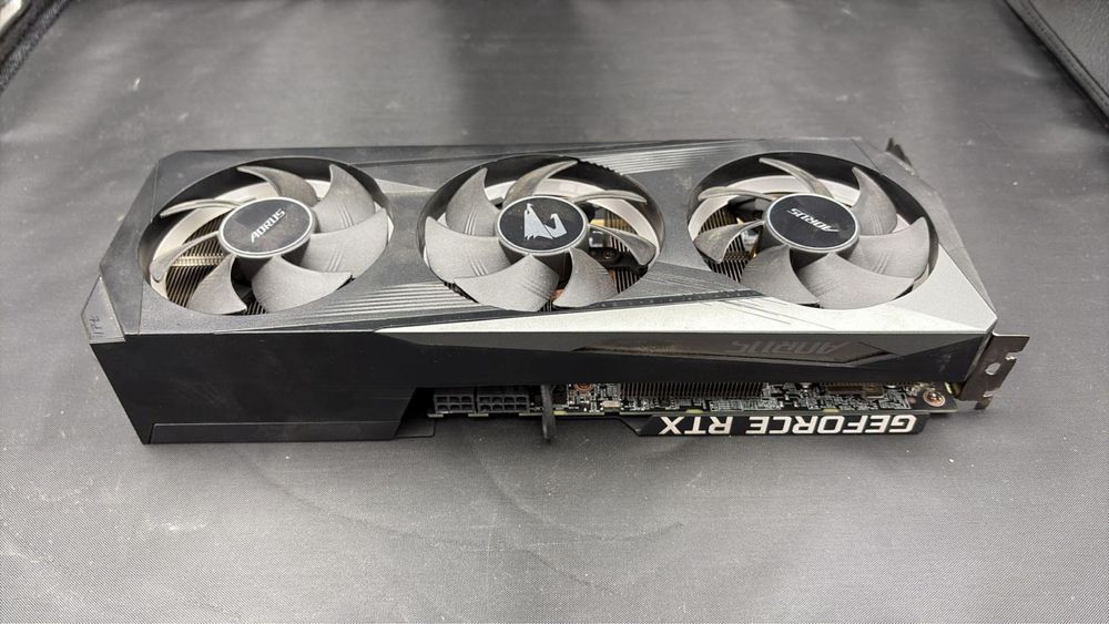 Vând Gigabyte AORUS GeForce RTX 3060 ELITE 12 GB GDDR6 Stare