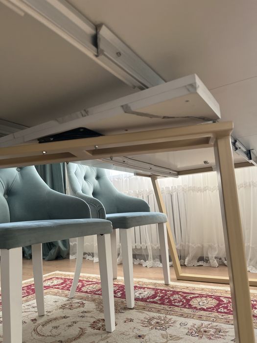 Большой стол со стульями