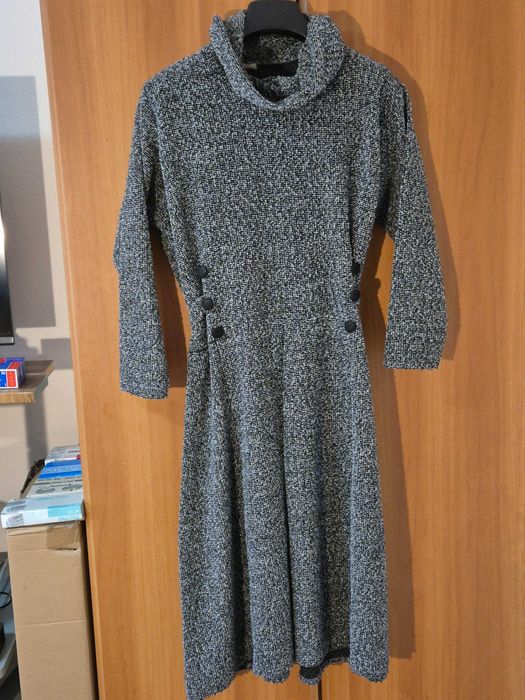 Rochie tricotată cu croială evazată și guler înalt, marimea XXL