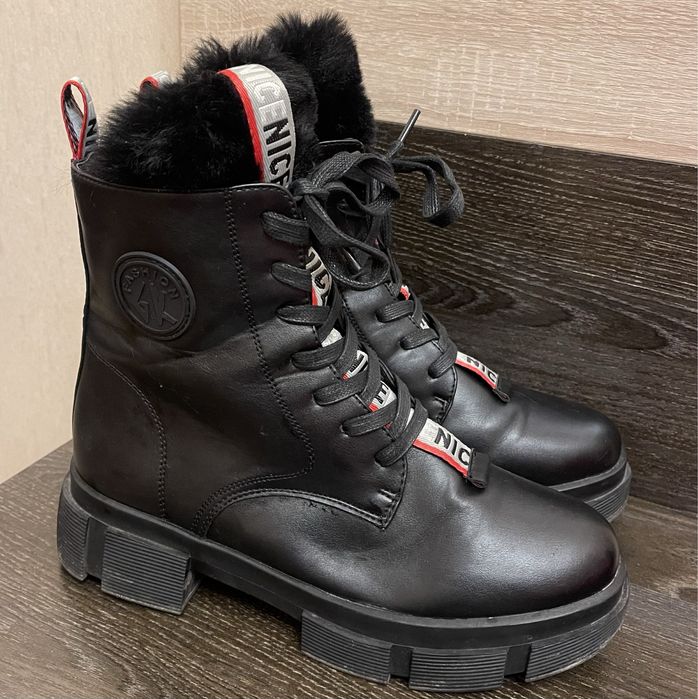 Продам ботинки женские