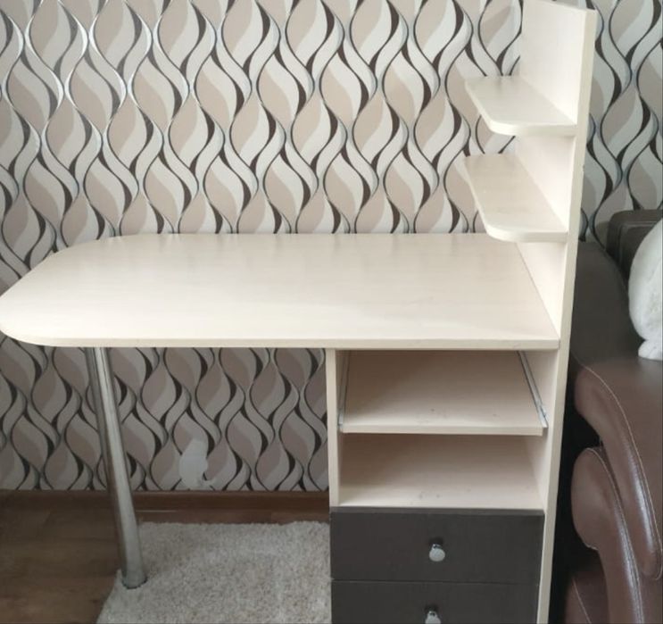 Рабочий маникюрный стол Б/у