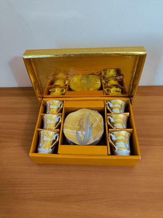 Vând set de cafea din porțelan, compus din 12 piese