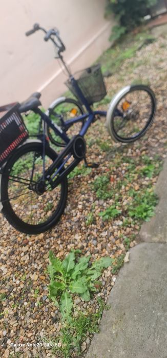 Vând bicicleta cu trei roti