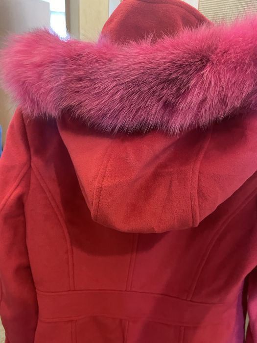 Дамско  цикламено палто  с естествен косъм от лисица на качулката