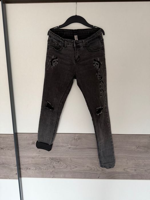 Дамски дънки с бродерия / М размер