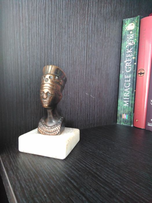 Bust Nefertiti cupru pe suport de marmura