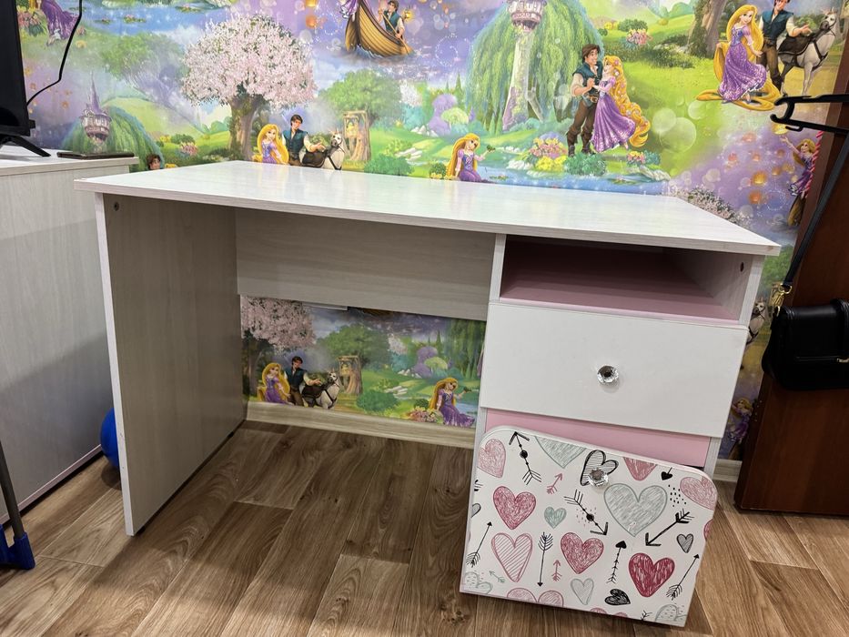 Стол для девочки