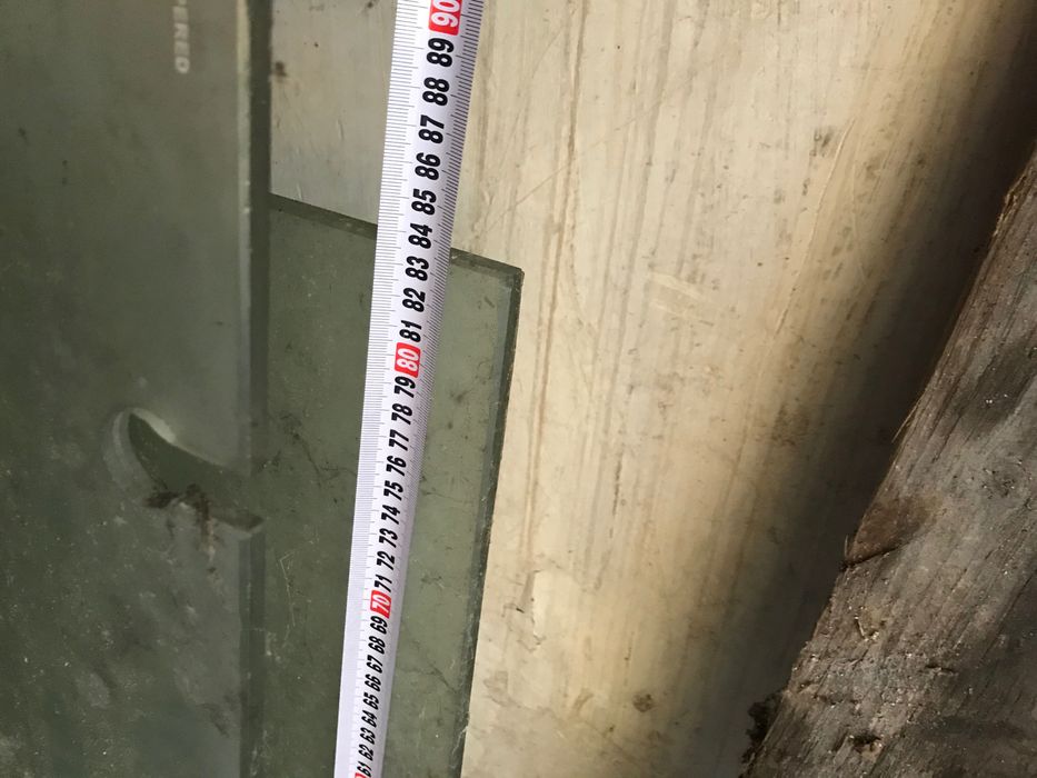 Продавам стъклени врати с механизъм и дупки за захващане !