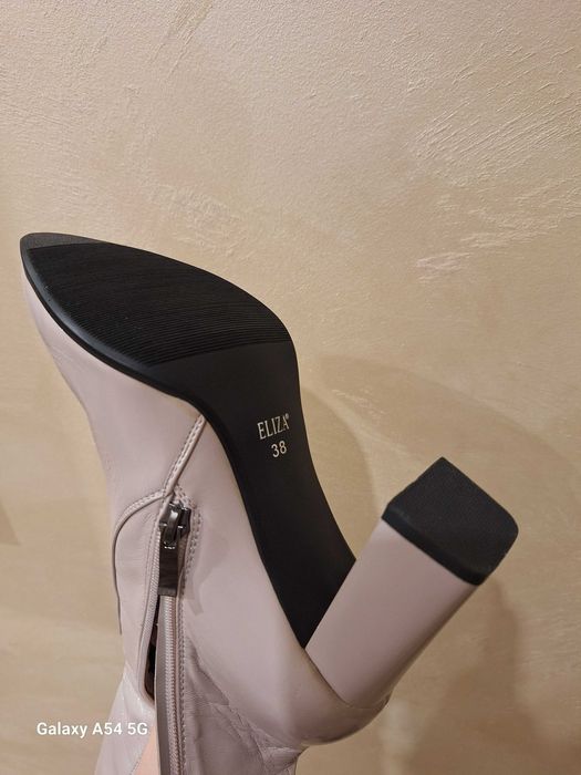 Чисто нови и неизползвани елегантни ботуши