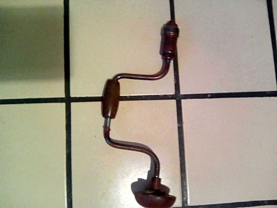 маткап, дърводелски ползван алуминиев нивелир и ниска дървена масичка