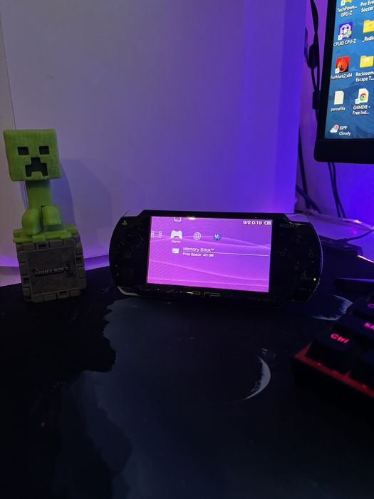 PSP 2003 Modat, Impecabil, cu multe jocuri si card de 64 Gb