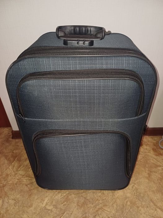 Чемодан дорожный