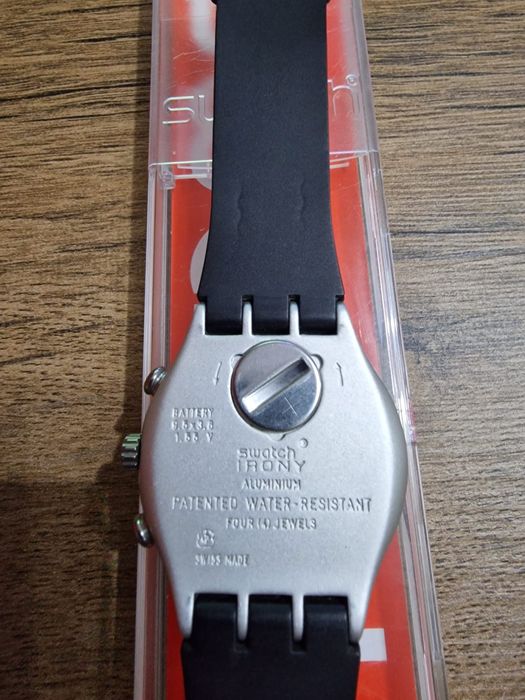 Swatch alb si gri/negru