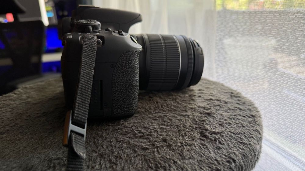 Canon 700D + Canon EF-S 18-55mm f / 3.5-5.6 IS STM