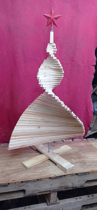 Ръчно изработени дървени елхички