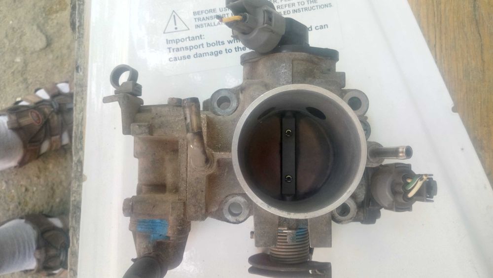 Продавам дросилова клапа за Honda civic 98година 1400 кубика