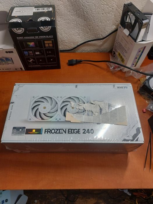 Cooler procesor lichid nou sigilat Thermalright Frozen Edge 240 alb.