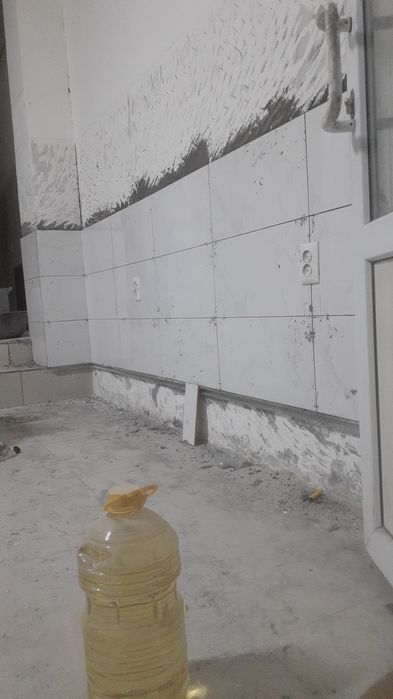 Красиво клеем кафель