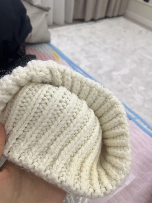 Продам шапки в белом и в сером цвете