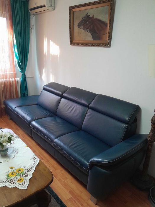 Canapea noua din piele naturala 6 locuri origine Germania. Picioare metalice.