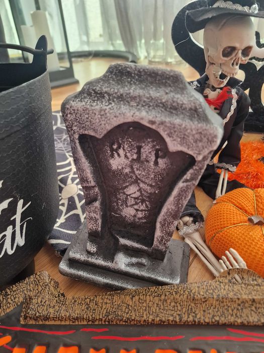 Продавам HALLOWEEN украса и одеяла