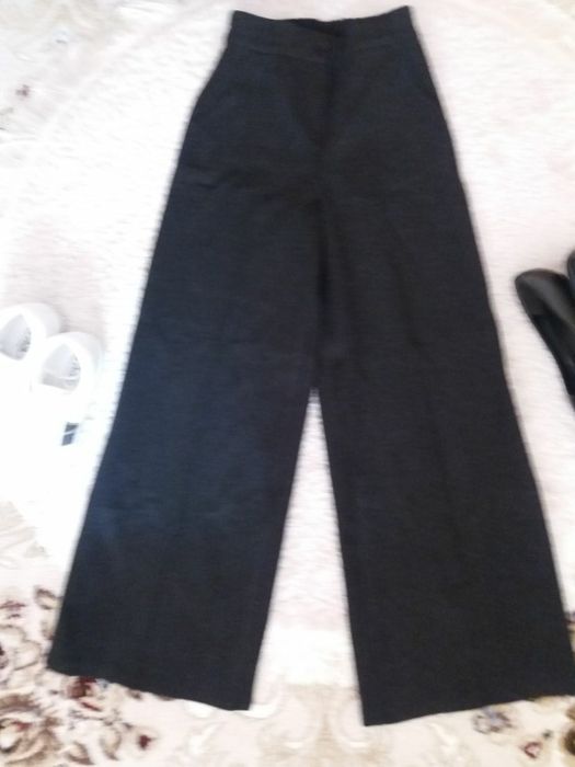Брюки новые, брендовые 2 пары, на стройную девушку44-46разм