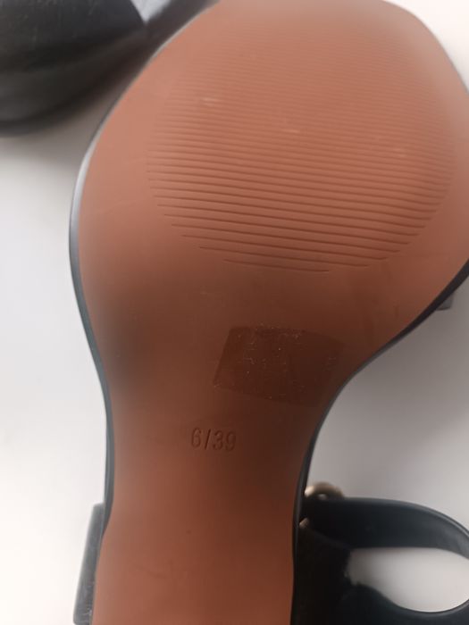 Продам босоножками 39 р. Дубай