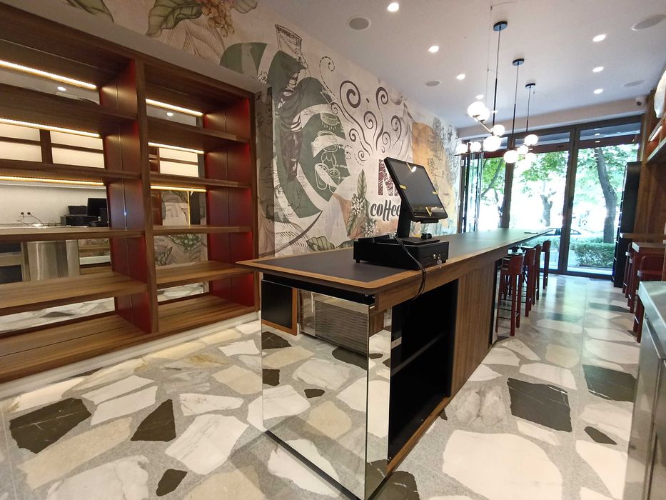 бар столове, споделена маса, дървени шкафове